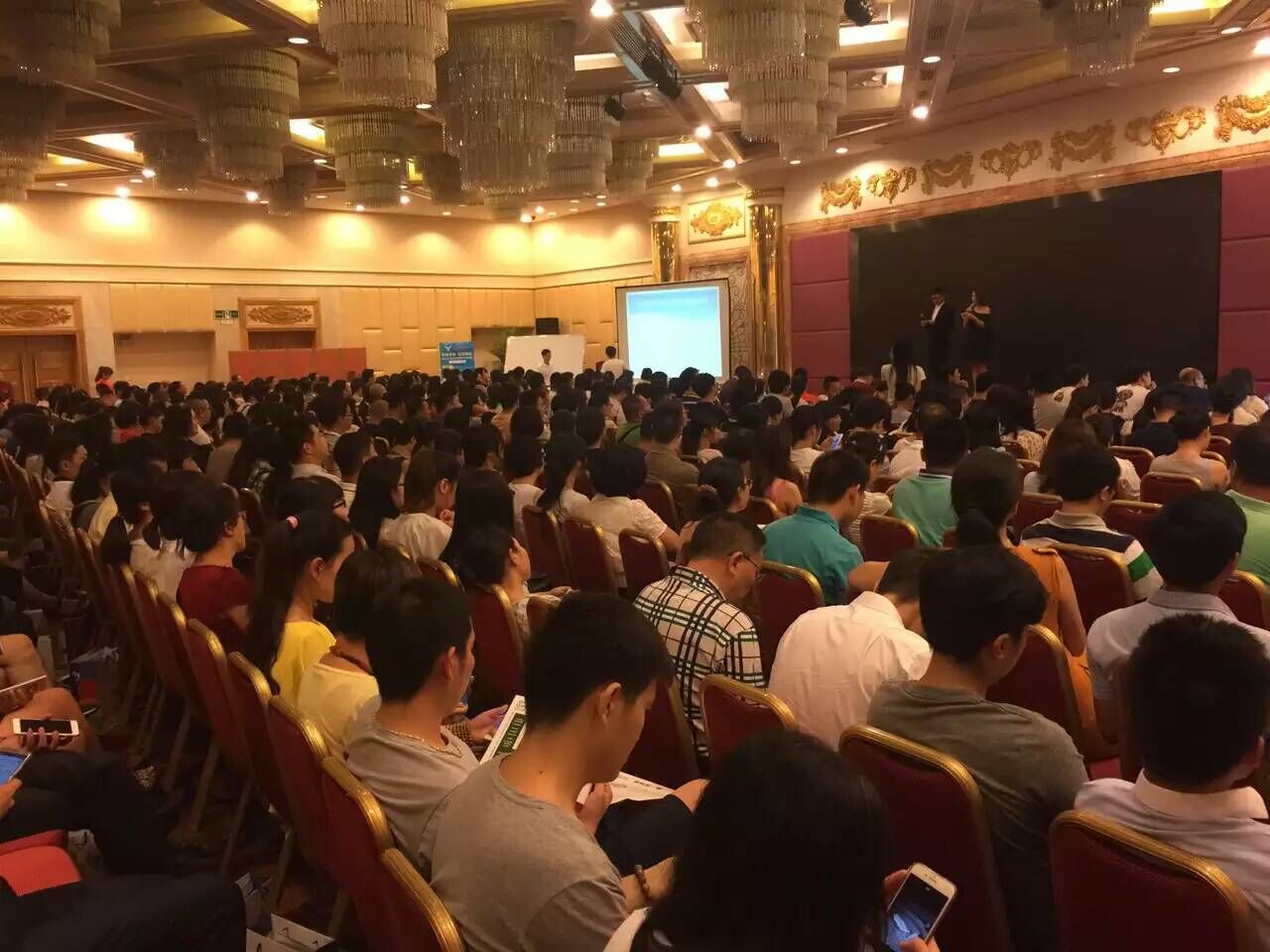 第一頁(yè)6月7場(chǎng)線下交流培訓(xùn)會(huì)匯聚上千名外貿(mào)人，火爆各地外貿(mào)圈